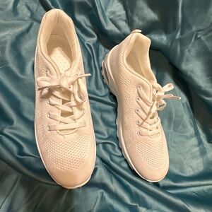White womens sneakers size 8 worn once :)